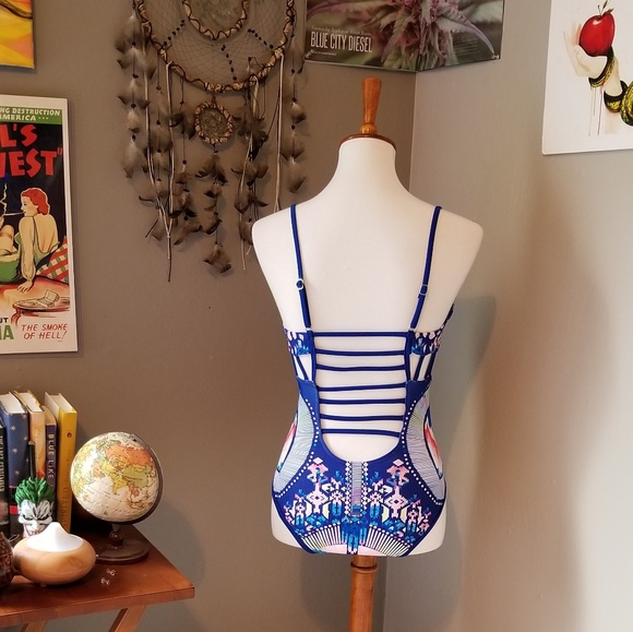 Cut-Out One Piece - Picture 2 of 4